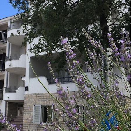 Apartmani Ana Malinska Eksteriør billede