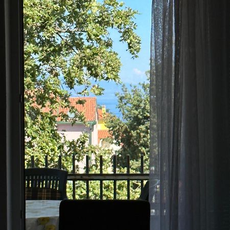 Apartmani Ana Malinska Eksteriør billede