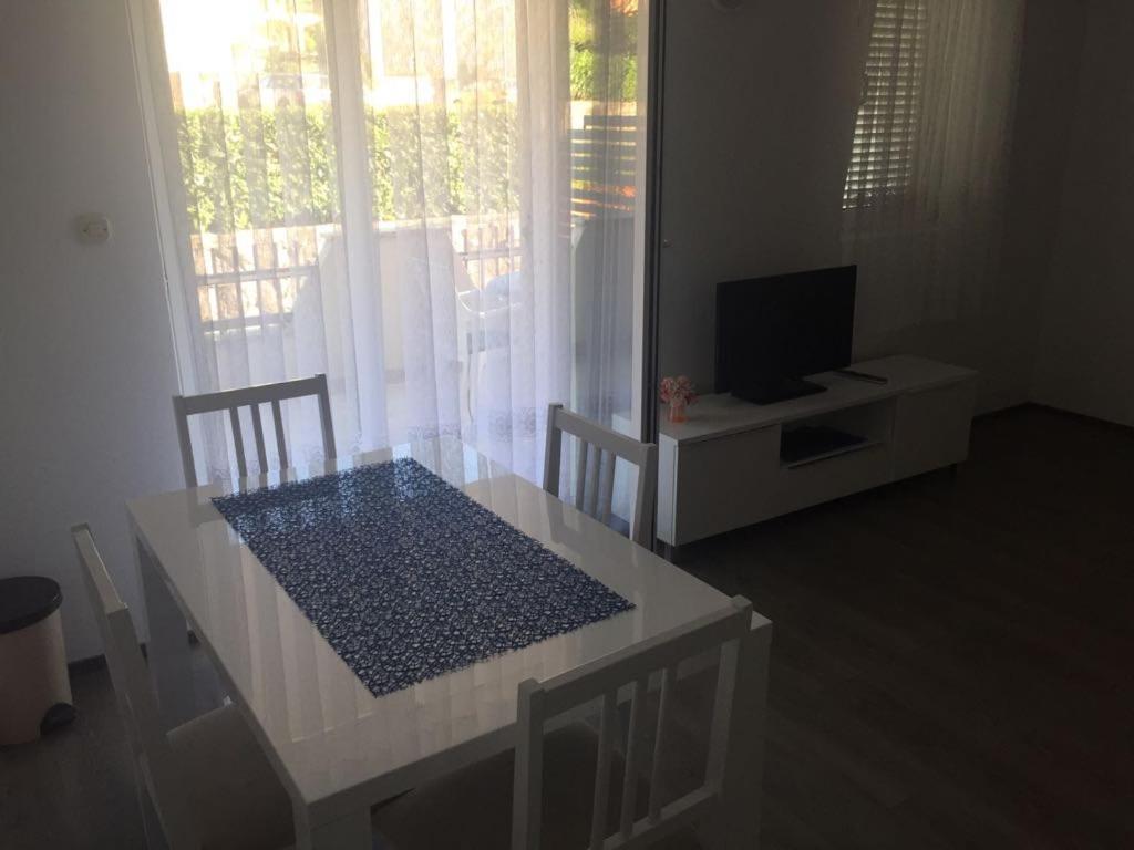 Apartmani Ana Malinska Eksteriør billede