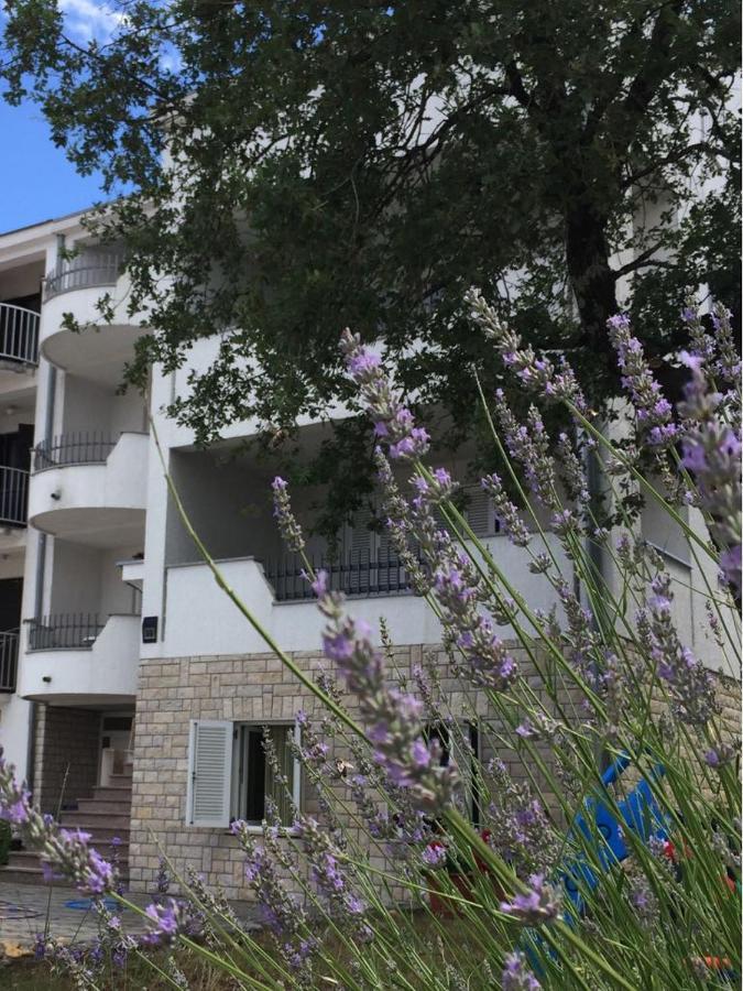 Apartmani Ana Malinska Eksteriør billede