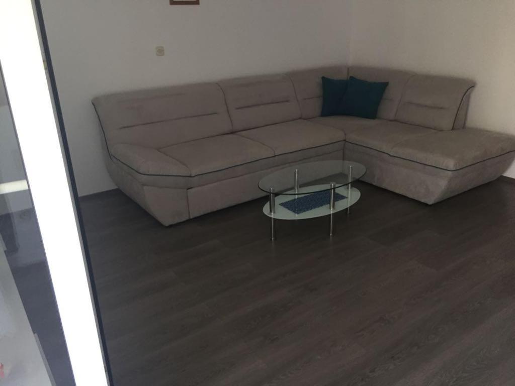 Apartmani Ana Malinska Eksteriør billede