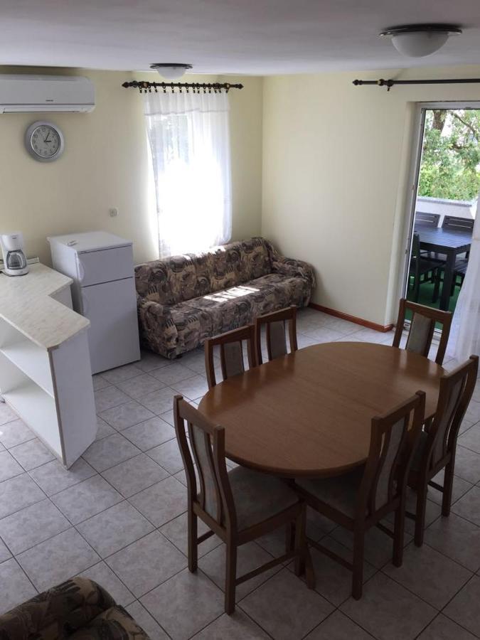 Apartmani Ana Malinska Eksteriør billede