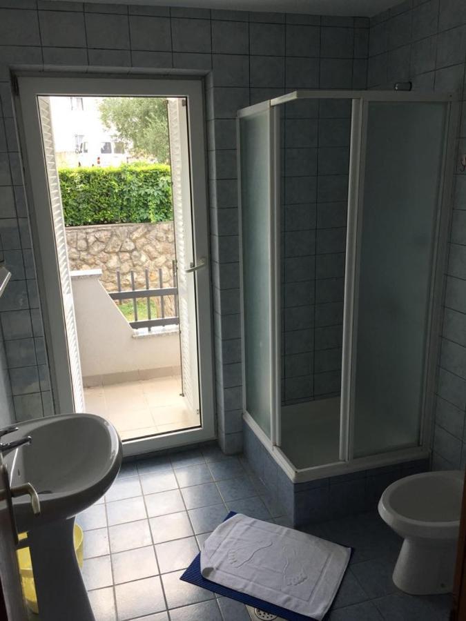Apartmani Ana Malinska Eksteriør billede