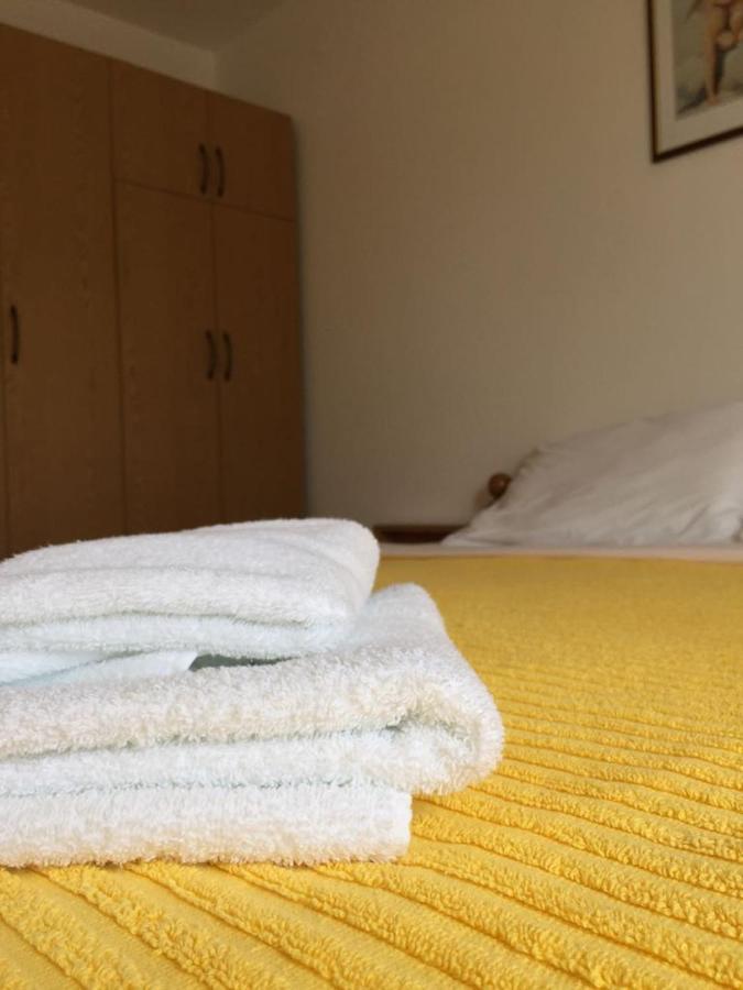 Apartmani Ana Malinska Eksteriør billede