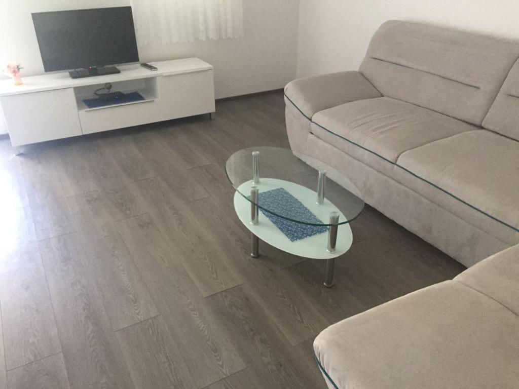 Apartmani Ana Malinska Eksteriør billede