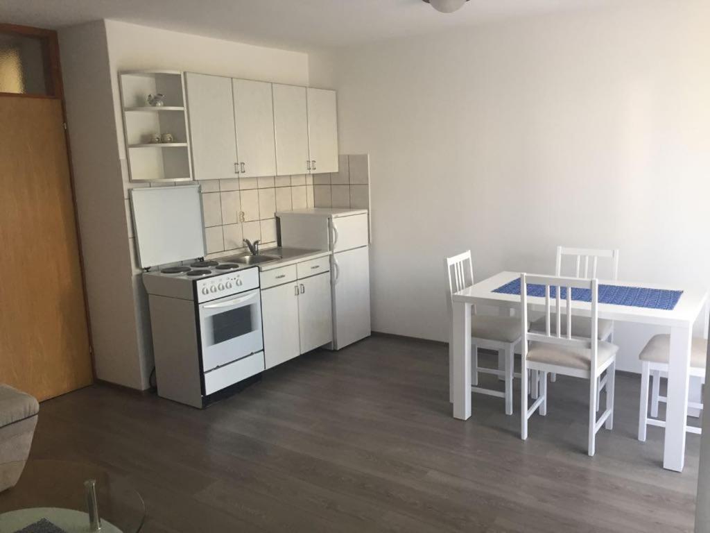 Apartmani Ana Malinska Eksteriør billede