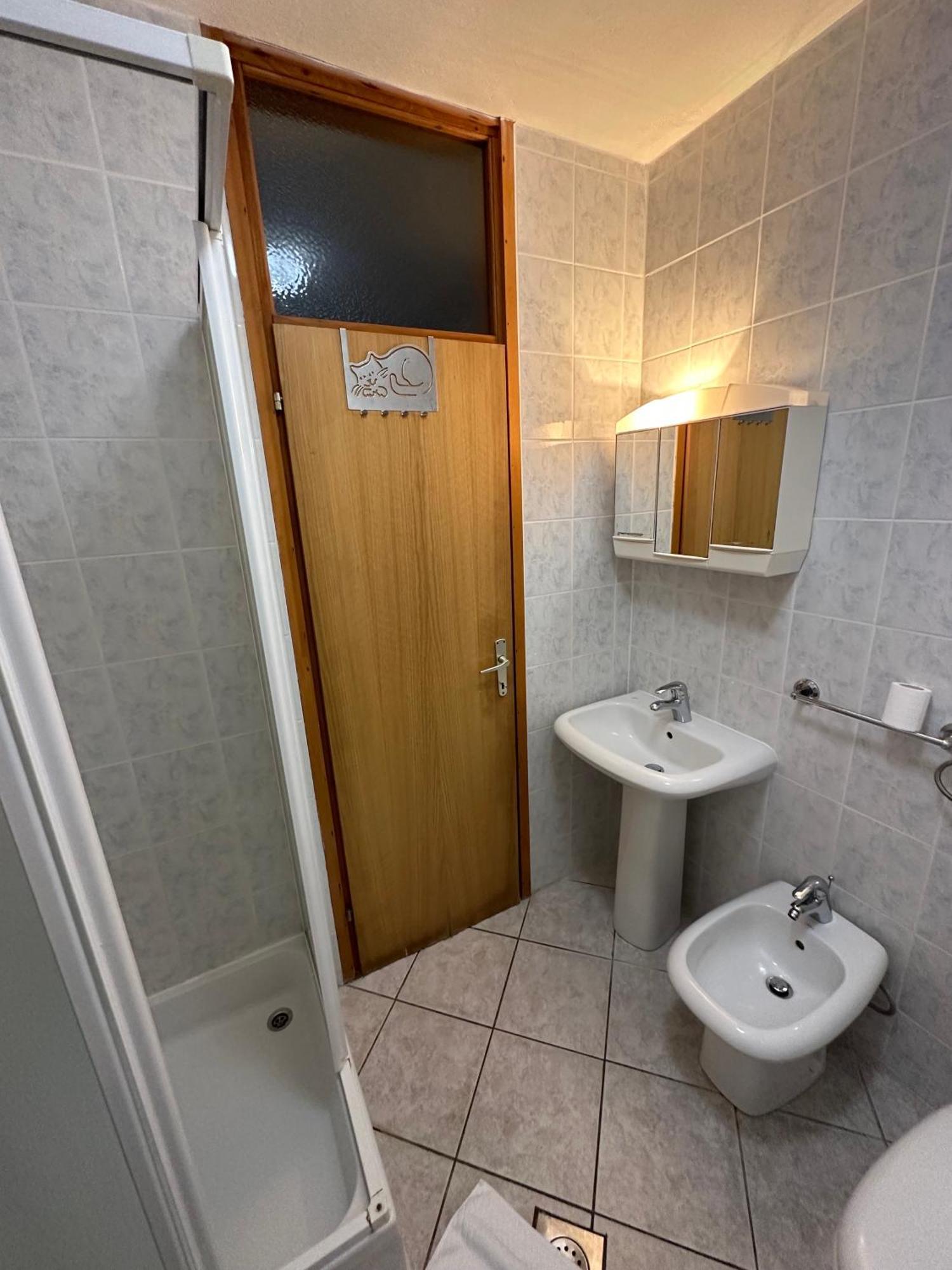 Apartmani Ana Malinska Eksteriør billede