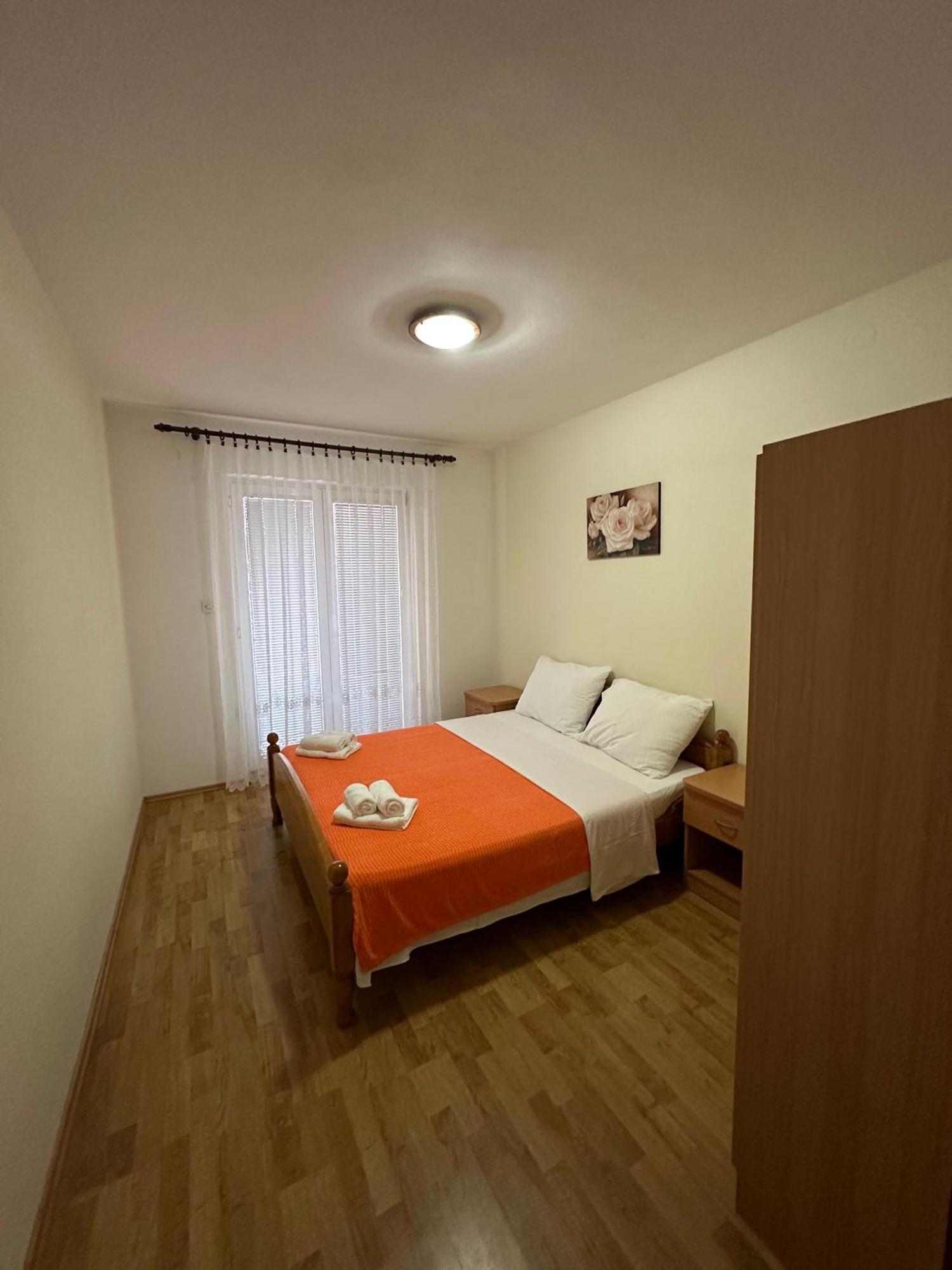 Apartmani Ana Malinska Eksteriør billede