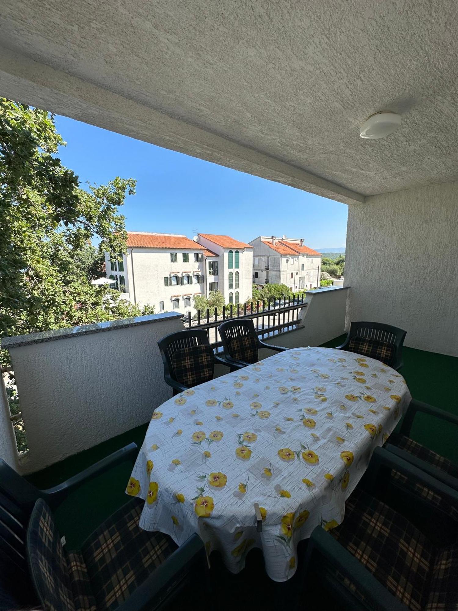 Apartmani Ana Malinska Eksteriør billede