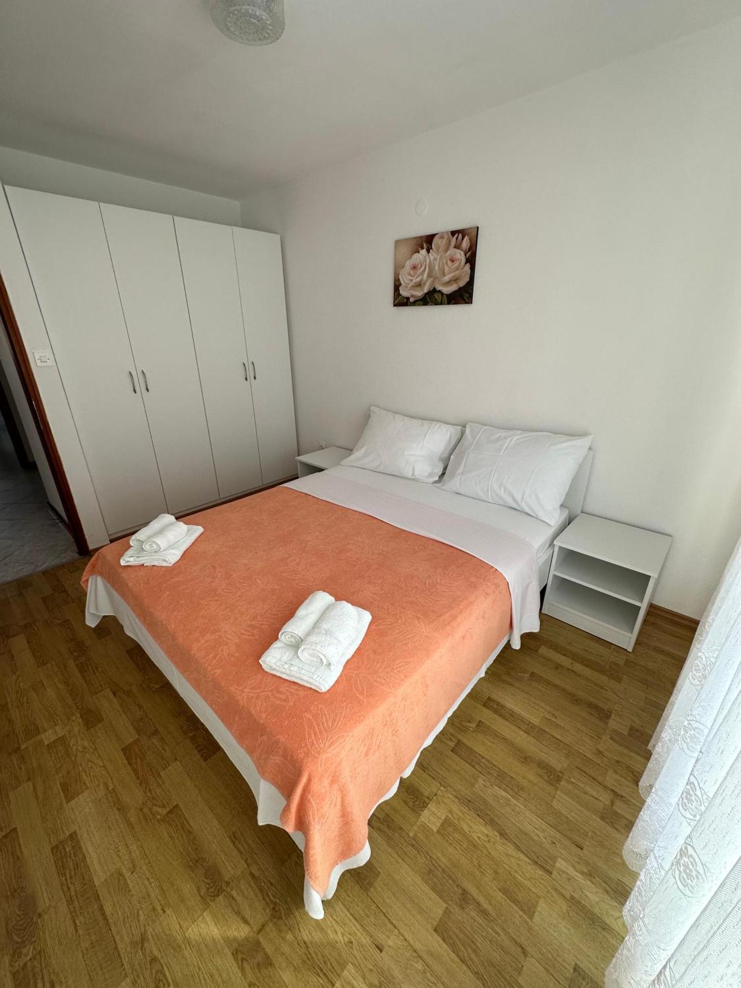 Apartmani Ana Malinska Eksteriør billede